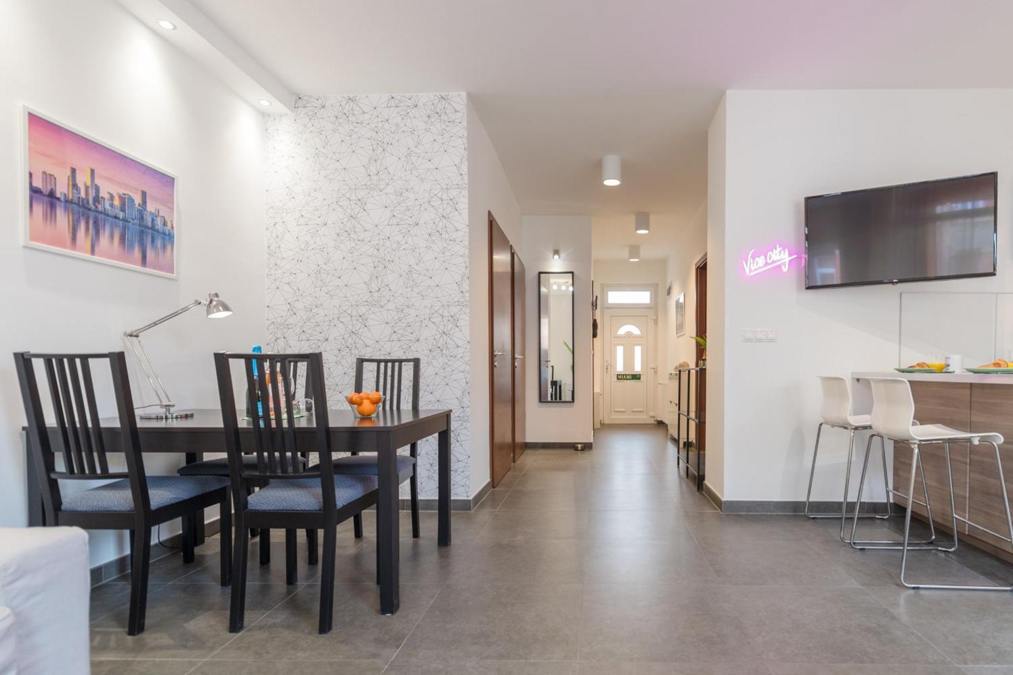 Miami Vice Apartment With Balcony Budapest Exterior photo
